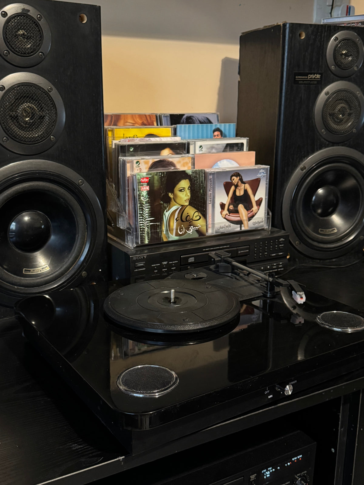 Vinyl record player with built in speakers جهاز مشغل الأسطوانات مع سماعات داخلية