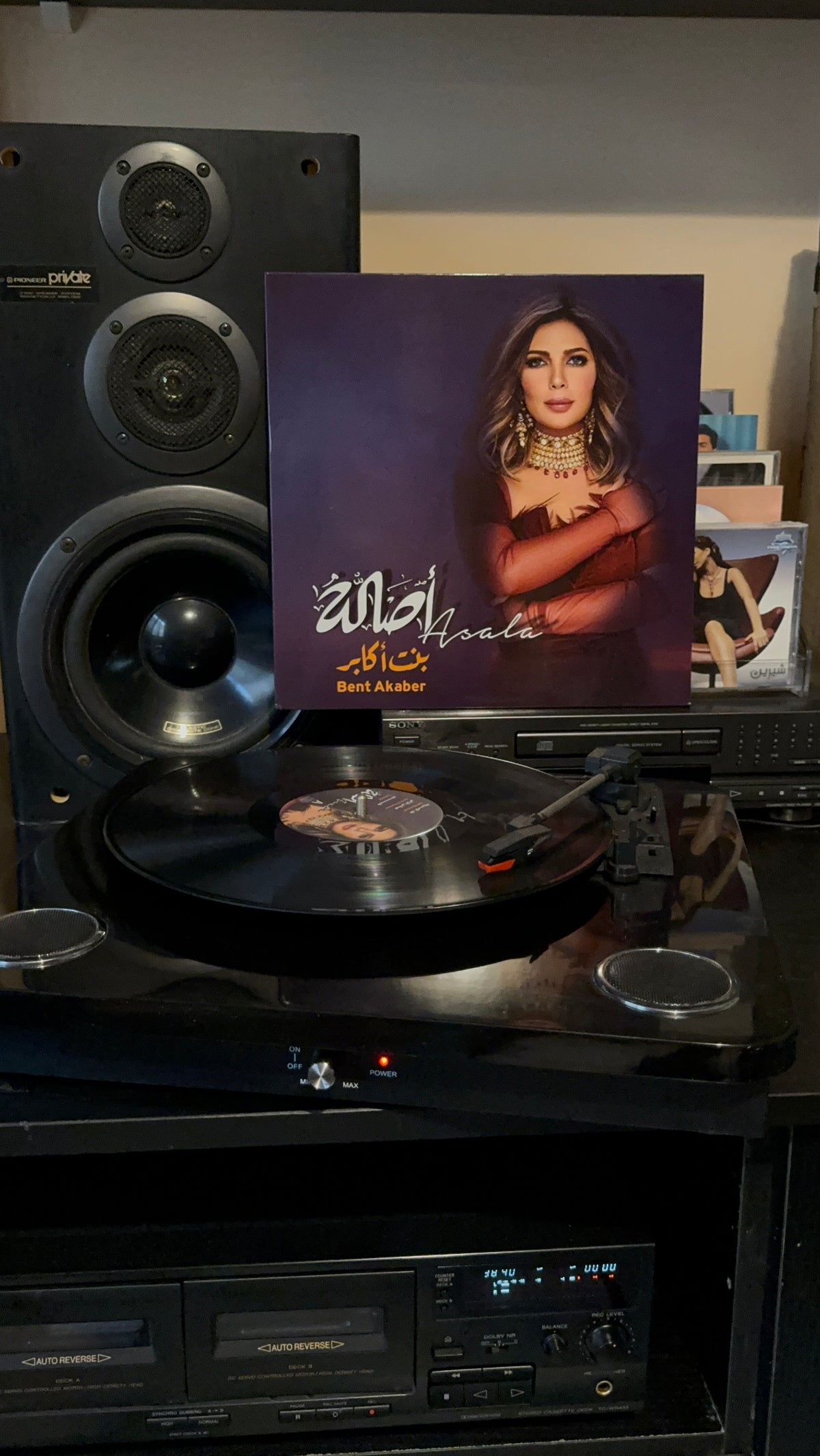 Vinyl record player with built in speakers جهاز مشغل الأسطوانات مع سماعات داخلية